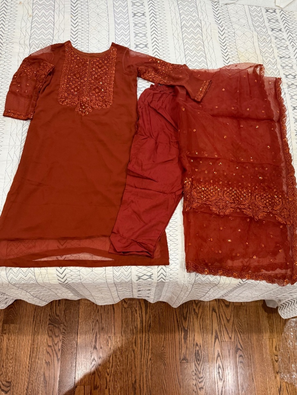Embroidered 3PcSuit, Chiffon Shirt/Organza Dupatta Size M Pakistani